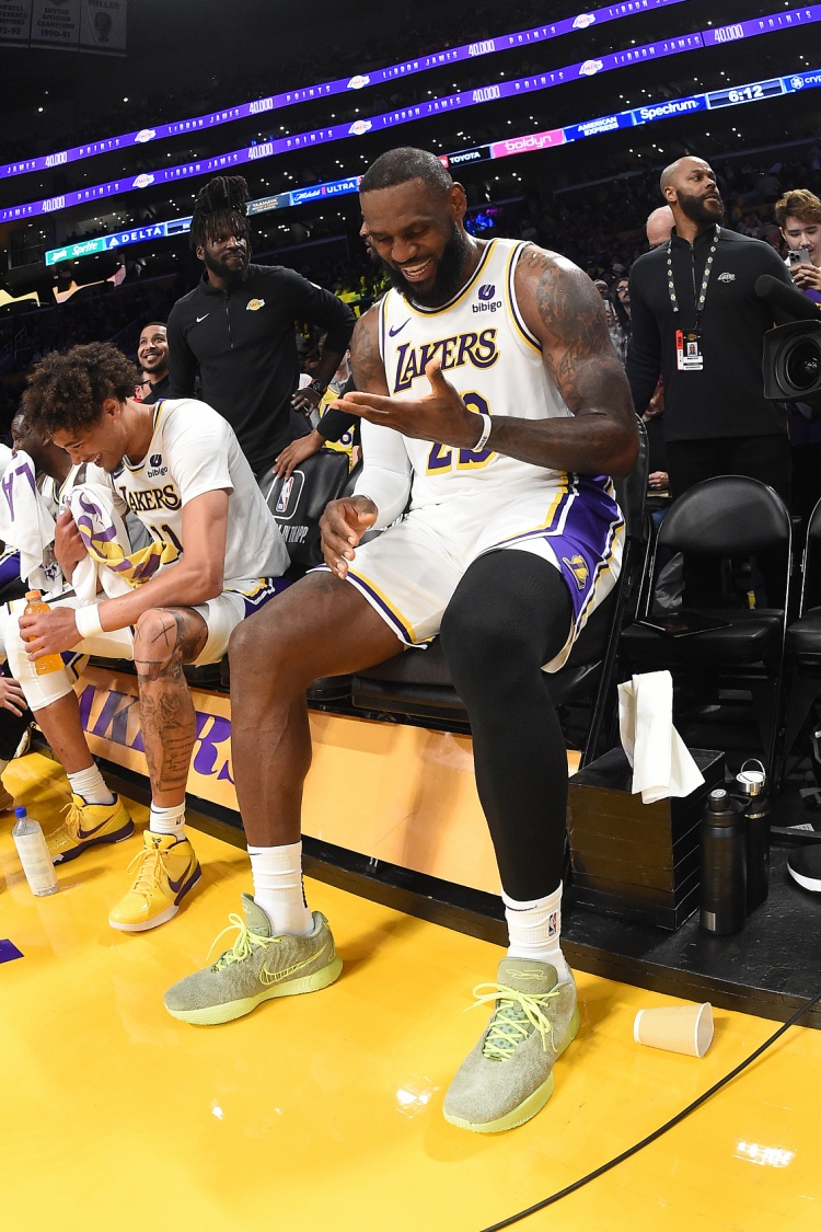 去年今日：詹姆斯生涯总得分突破40000分 NBA历史首人