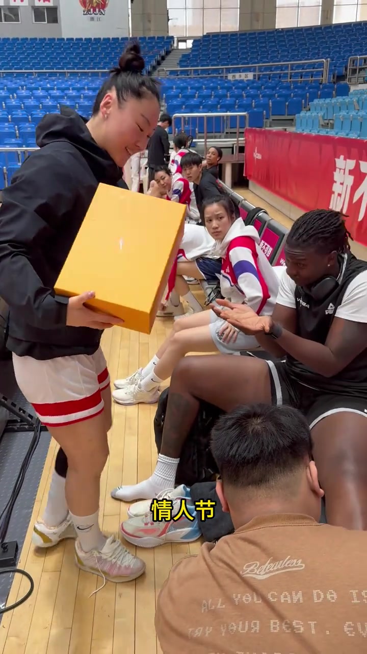 武桐桐给外援送鞋：希望她们在异国他乡感受到我们中国人的热情