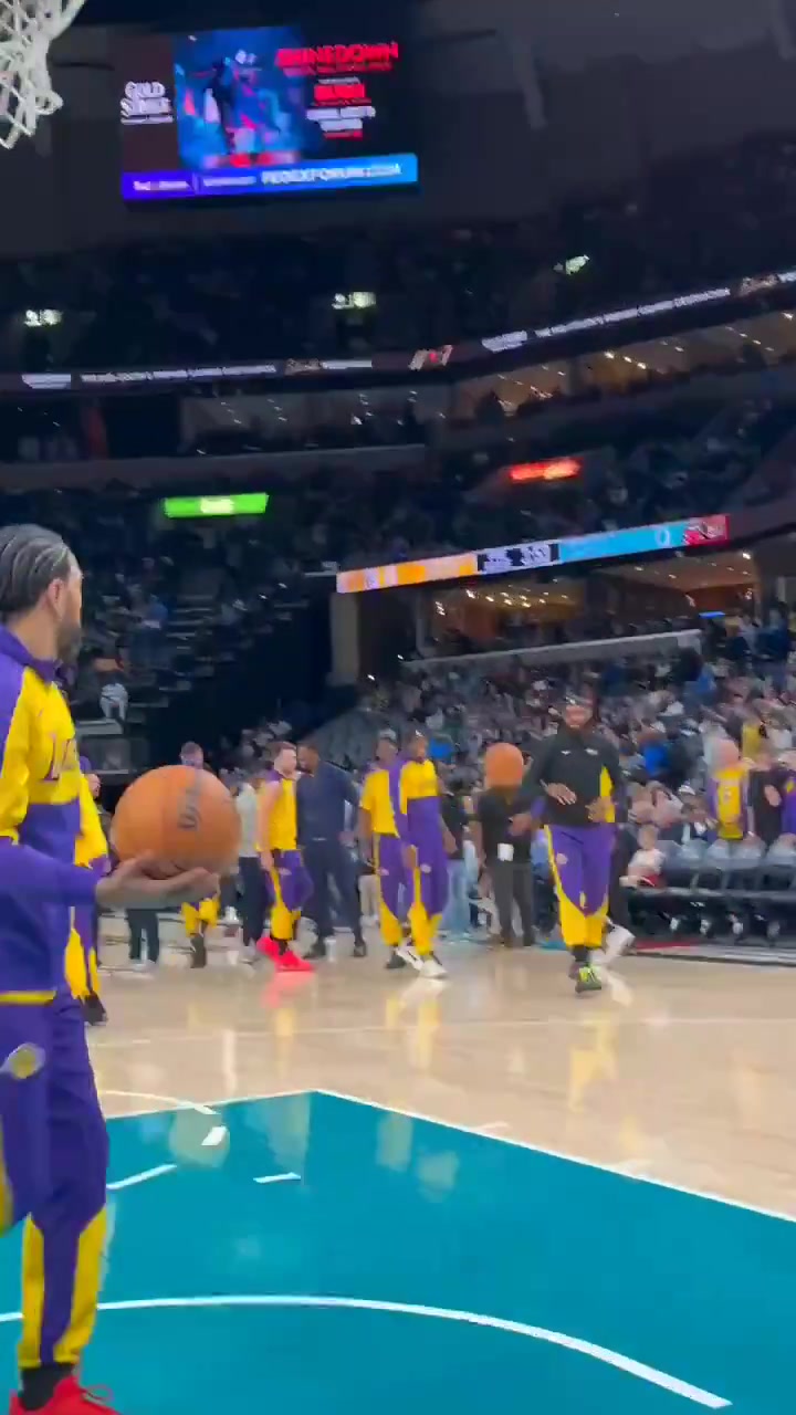 赛前布朗尼来个悬停海底捞拉杆上篮 老詹随后搞了个更花哨的?