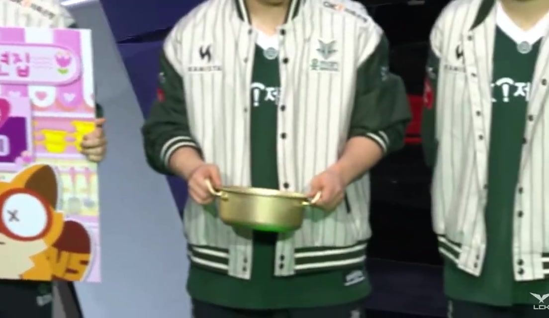 将迎战NS！BRO赛前整活：开始煮农心拉面咯！