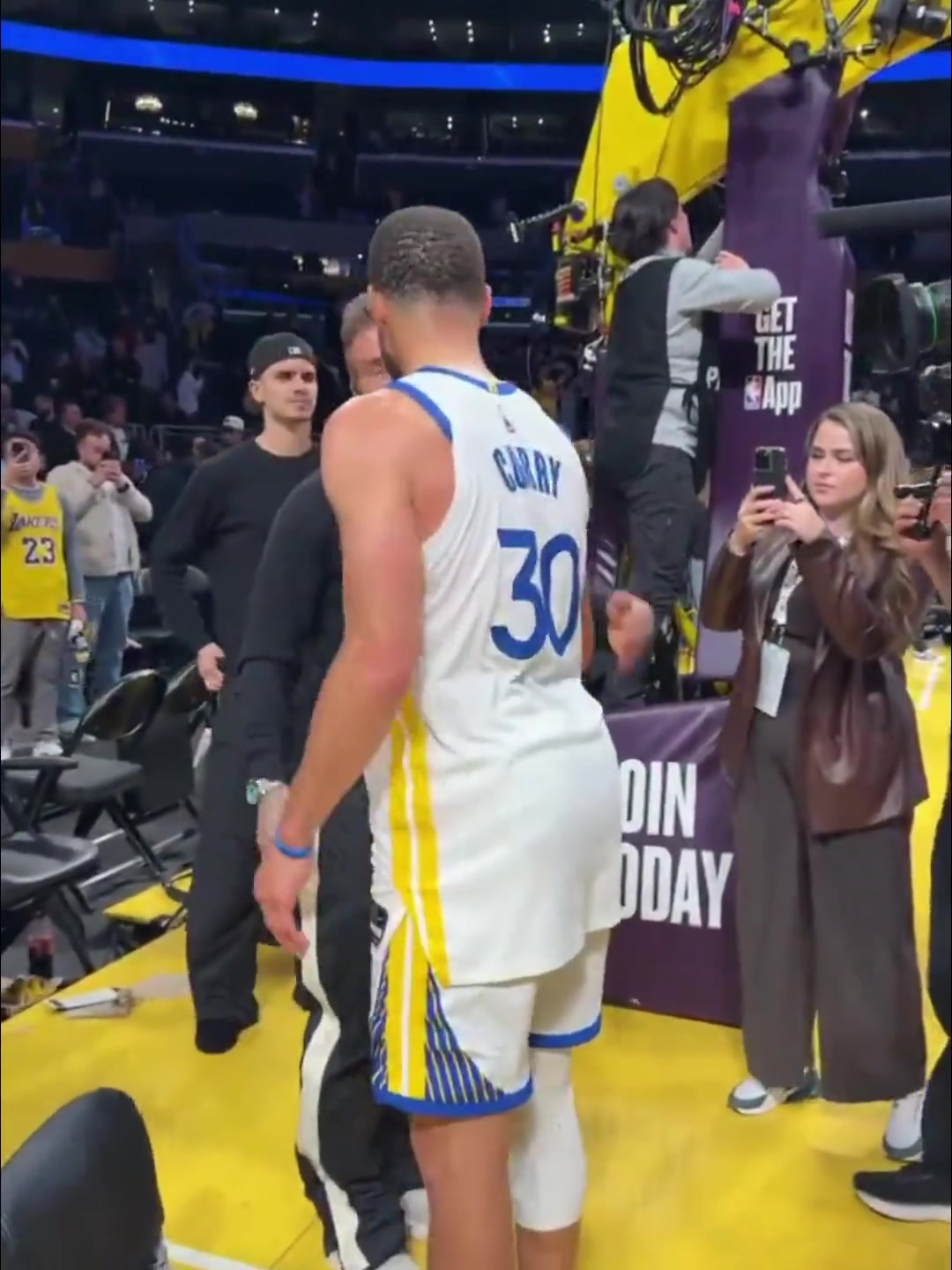 ?不容易！库里赛后将原味球衣送贝克汉姆 腰上缠着厚厚的绷带