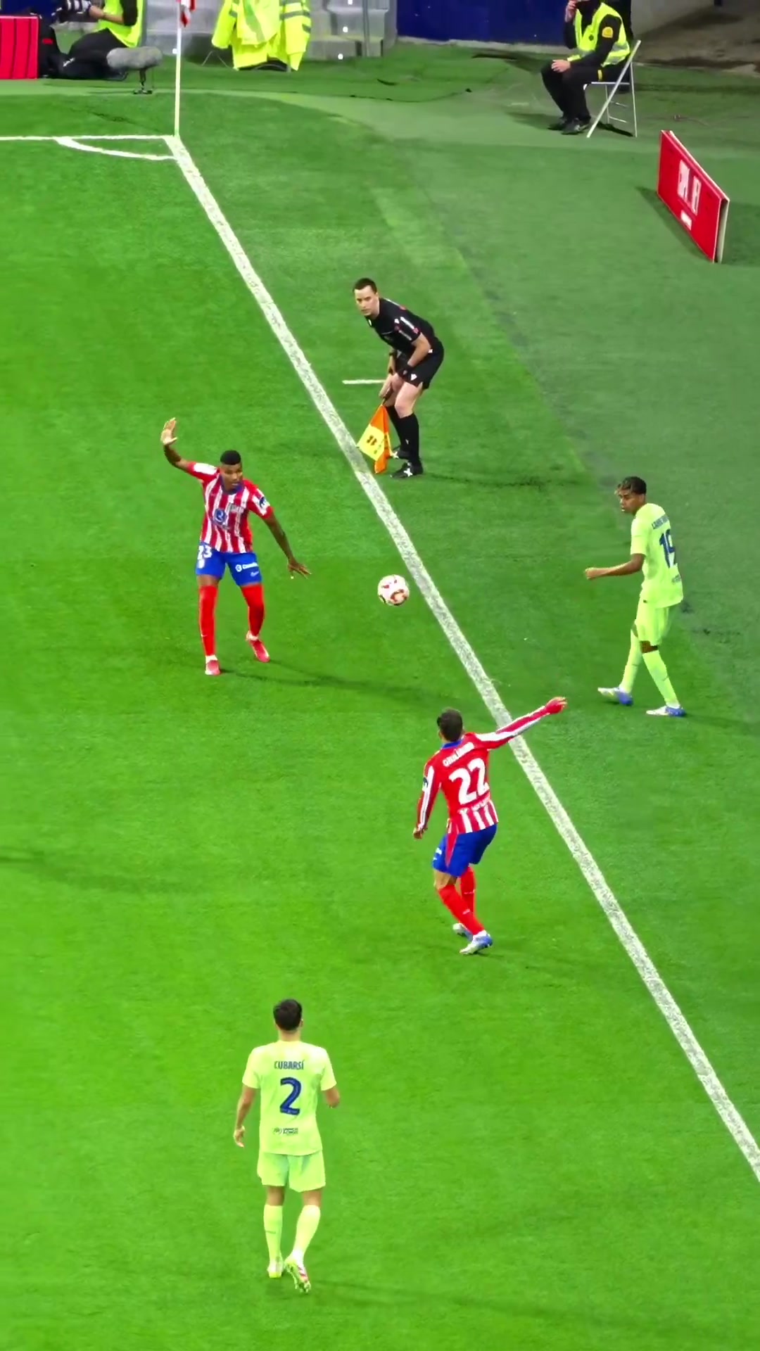 人球合一?亚马尔轻巧一触救球+出球，节奏变化轻松穿裆传球