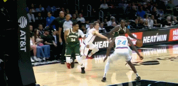 力劈华山！普林斯突破抛传 字母哥跟进起飞力压防守单臂空接炸扣