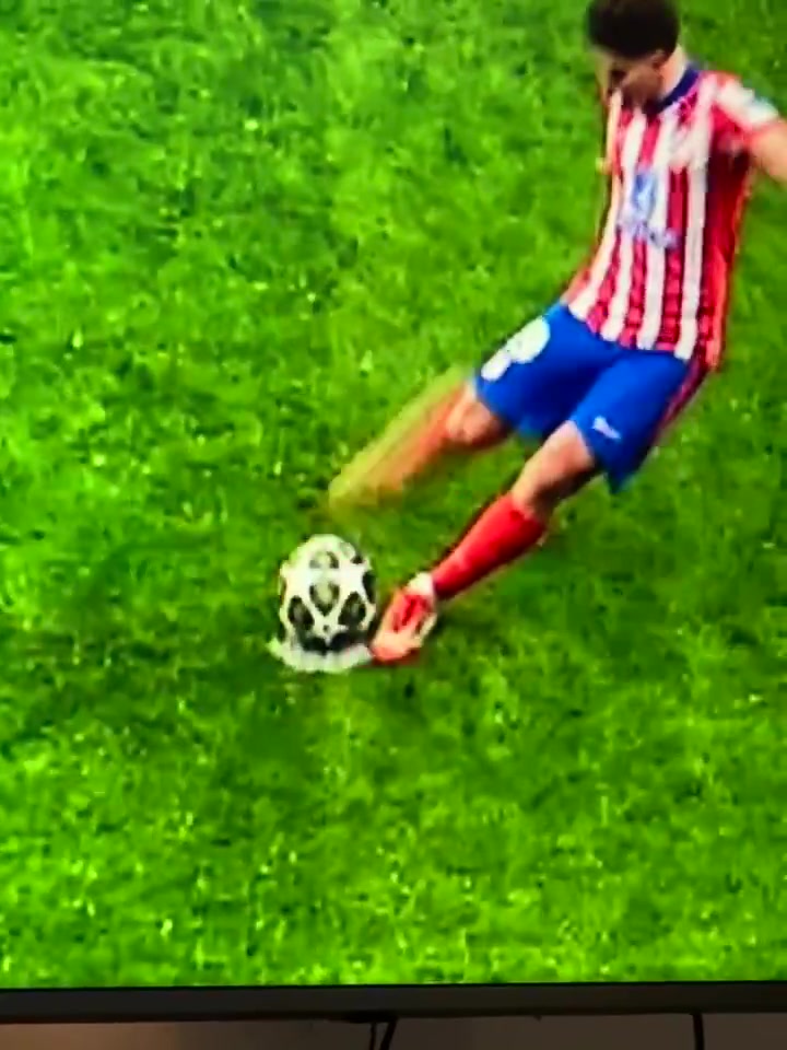 世体：技术鉴定证伪VAR录像，小蜘蛛点球“双重触球”视频涉剪辑