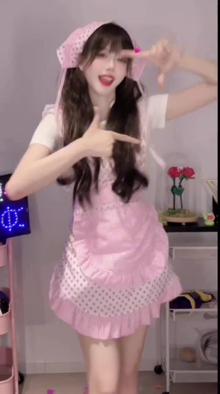 王老二是对的！骆歆抖音分享跳舞视频：六一小厨娘来了！