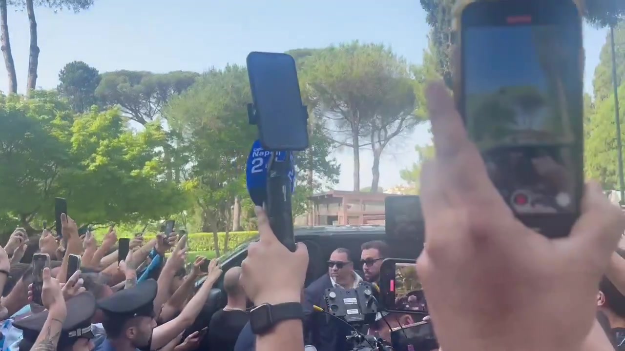 德布劳内抵达诊所接受那不勒斯体检，众多球迷迎接+欢呼