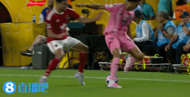 短裤质量可以?弗雷回旋转身被对手防下,拽着对方球员球裤